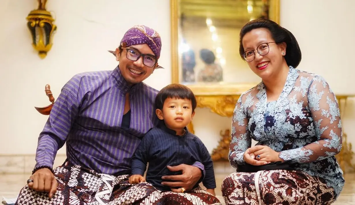 Potret elegan keluarga GKR Hayu mengenakan baju adat Jawa. GKR Hayu sendiri tampil mengenakan kebaya biru transparan dengan kemben batik bernuansa cokelat tua yang dipadukan dengan kain batik serasi sebagai rok. [Foto: Instagram/gkrhayu]