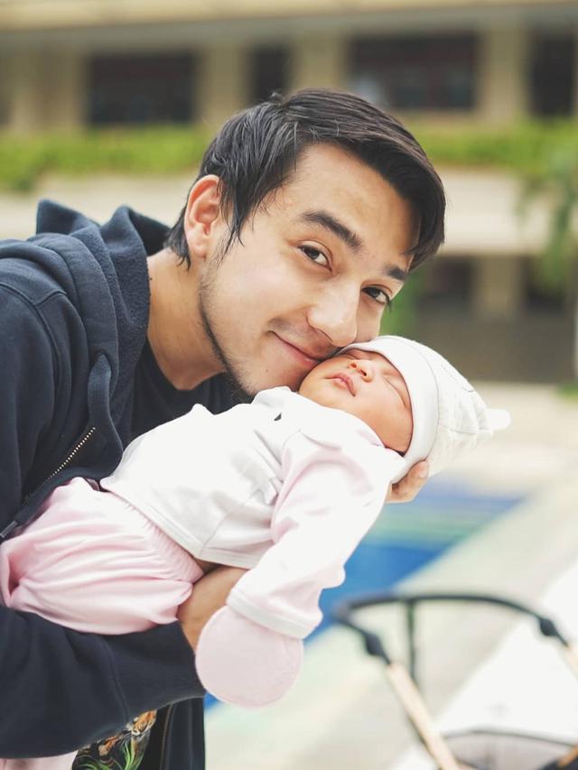 Momen Manis Aliff Alli Bareng Buah Hati (sumber: instagram/aliff_alli)