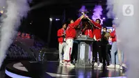 Tim Esports Bigetron Alpha mengangkat trofi juara usai mengalahkan Ion Beta pada babak final cabang game Mobile Legends Piala Presiden Esports 2022 di Istora Senayan, Jakarta, Minggu (13/11/2022). Bigetron Alpha berhasil menjadi juara satu usai mengalahkan Ion Beta dengan skor 3-0. (Liputan6.com/Herman Zakharia)