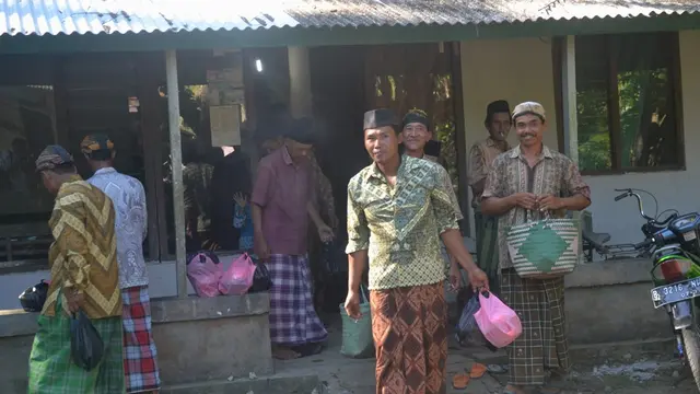Alangkah indah melihat pria berkopyah dan mengenakan blangkon saling berkunjung untuk mendoakan. (Foto: Liputan6.com/Muhamad Ridlo)