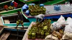 Pekerja melakukan bongkar muat elpiji 3 Kg di Dermaga Kampung Nelayan Cilincing, Jakarta, Sabtu (19/5). Gas-gas tersebut akan dikirim ke Muara Gembong, Bekasi, Jawa Barat. (Liputan6.com/JohanTallo)