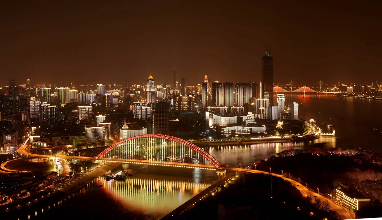 Pemandangan malam hari Kota Wuhan yang terletak di Provinsi Hubei, China tengah (13/4/2020). Pertunjukan cahaya bertema "perjuangan melawan COVID-19" digelar setiap malam di Wuhan baru-baru ini. (Xinhua/Wang Yuguo)