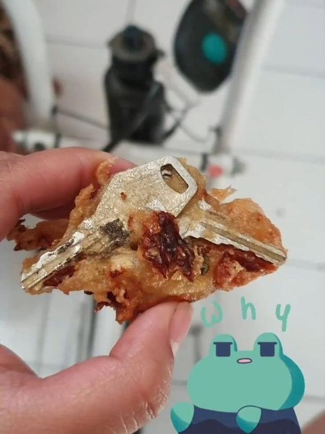 7 Potret Kocak Benda Aneh dalam Gorengan Ini Bikin Gagal Buka Puasa