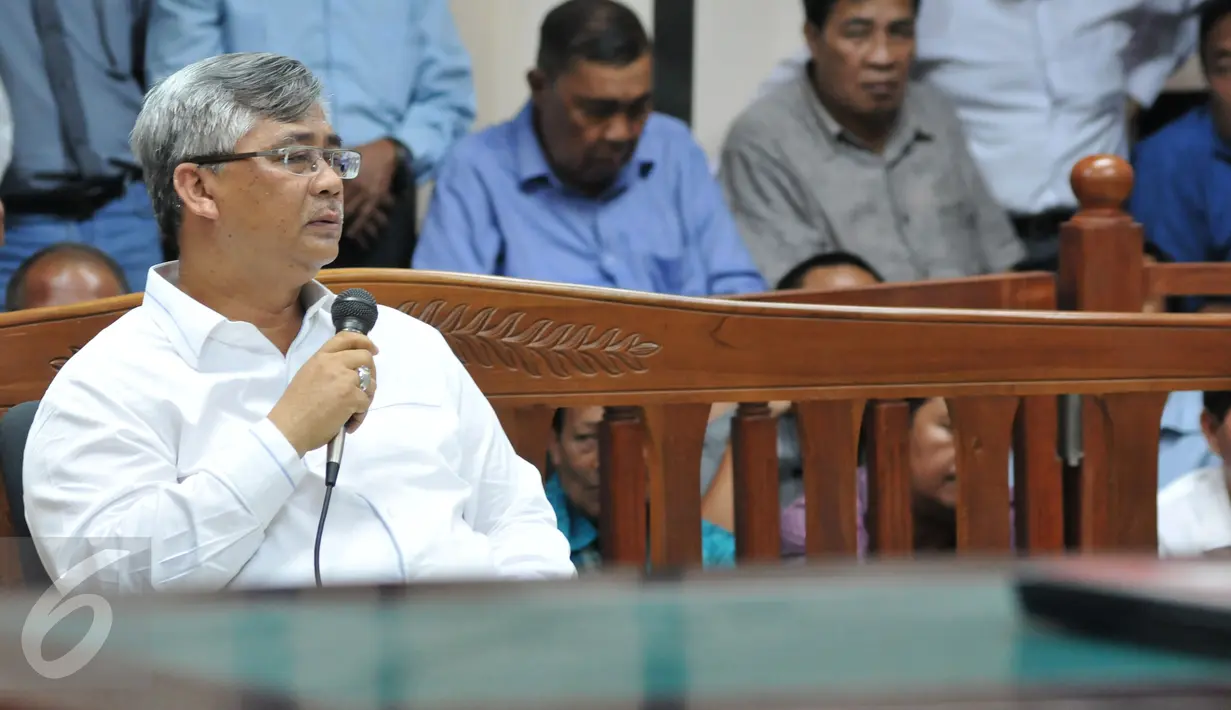 Eks Ketua MK Akil Mochtar saat menjalani sidang di Pengadilan Tipikor, Jakarta, Senin (5/10/2015). Akil menjadi saksi persidangan Bupati Empat Lawang Budi Antoni terkait kasus suap sengketa pilkada Kabupaten Empat Lawang. (Liputan6.com/Andrian M Tunay) 