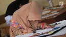 Peserta membuat kaligrafi kategori mushaf Alquran pada lomba MTQ Tingkat Kota Tangerang Selatan, Banten, Selasa (18/9). Tiga katagori yang dilombakan adalah kaligrafi mushaf Alquran, naskah, dan kontemporer. (Merdeka.com/Arie Basuki)