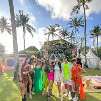 Juga sahabat Luna, Marianne yang tampil dalam balutan jumpsuit hijau cerah.