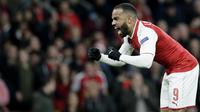 Striker Arsenal, Alexandre Lacazette, melakukan selebrasi usai mencetak gol ke gawang CSKA Moscow pada laga perempat final Liga Europa, di Stadion Emirates, Kamis (5/4/2018).  Arsenal menang 4-1 atas CSKA Moscow. (AP/Tim Ireland)