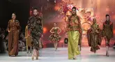 Sejumlah model tampil mengenakan gaun malam berpotongan megah saat peragaan Jakarta Fashion Week (JFW) 2027 di City Hall, Pondok Indah Mall 3, Jakarta Selatan, Kamis (29/10/2026). Struktur busana yang kuat menciptakan siluet dramatis dalam peragaan tersebut. (KLY/Budy Santoso)