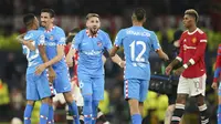 Para pemain Atletico Madrid merayakan kemenangan atas Manchester United pertandingan leg kedua babak 16 besar Liga Champions di Old Trafford, Inggris, Rabu (16/3/2022). Atletico Madrid menang atas MU 1-0. (AP Photo/Dave Thompson)