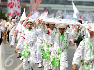 Ratusan orang melakukan long march dari Senayan menuju Bundaran HI, Jakarta, Minggu (16/8/2015). Parade Tauhid yang diikuti berbagai organisasi massa Islam ini digelar dalam rangka mensyukuri kemerdekaan RI yang ke 70 tahun. (Liputan6.com/Faizal Fanani)