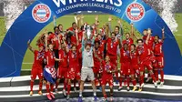 Penjaga gawang Bayern Manuel Neuer mengangkat trofi setelah Munich memenangkan pertandingan final Liga Champions antara Paris Saint-Germain dan Bayern Munich di stadion Luz di Lisbon, Portugal, Minggu, 23 Agustus 2020. (Matthew Childs / Pool via AP)