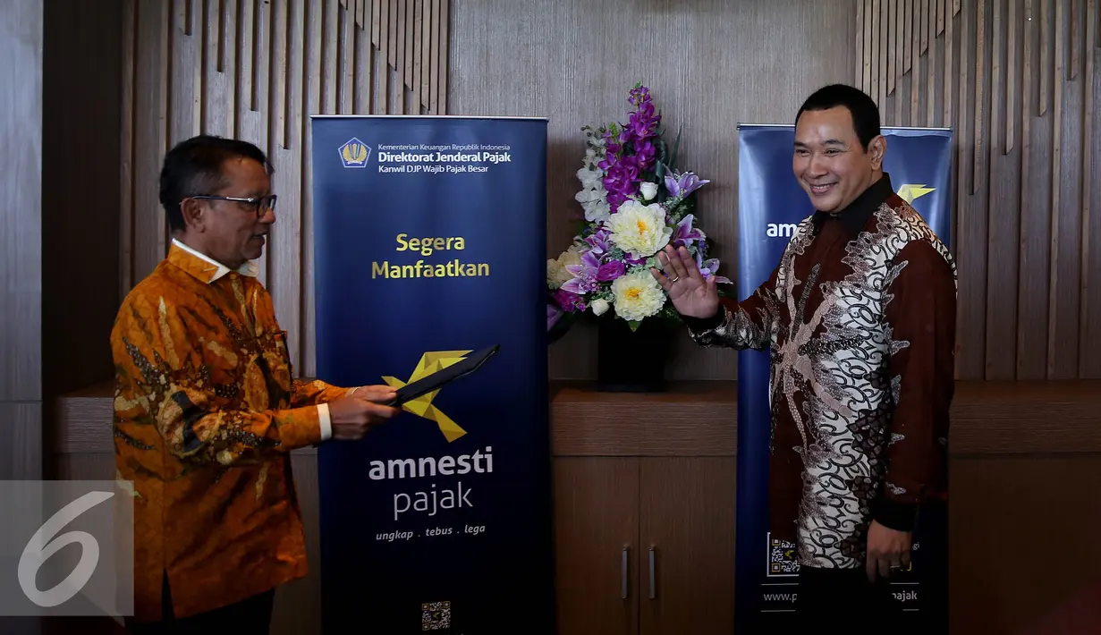 Hutomo Mandala Putra atau Tommy Soeharto (kanan) saat datang di Kantor Pelayanan Pajak (KPP) Wajib Pajak Besar, Jakarta, Kamis (15/9). Kehadiran Tommy untuk mendaftarkan diri pada program pengampunan pajak (tax amnesty). (Liputan6.com/Johan Tallo)