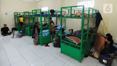 Orang tua santri membenahi pakaian santri saat masuk asrama pesantren di Ponpes Assalam di Kuripan, Ciseeng, Bogor, Rabu (13/7/20222). Sejumlah pesantren mulai awal bulan ini kembali melakukan kegiatan belajar mengajar Tahun Ajaran Baru 1443-1444 H/2022-2023 M. (merdeka.com/Arie Basuki)