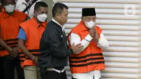 Gubernur Maluku Utara Abdul Gani Kasuba (peci) mengenakan rompi tahanan seusai menjalani pemeriksaan di Gedung Merah Putih KPK, Rabu (20/12/2023). (Liputan6.com/Herman Zakharia)