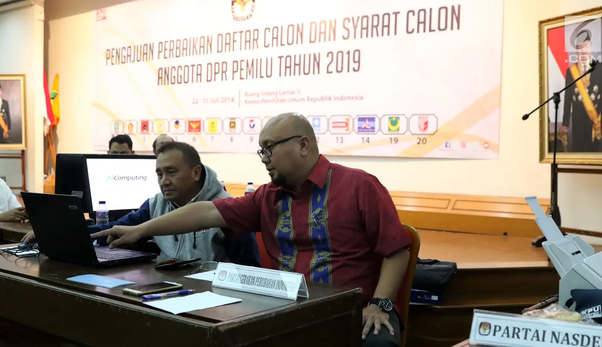 Komisioner KPU Ilham Saputra (kanan) memantau proses perbaikan daftar calon dan syarat calon anggota DPR Pemilu 2019 di Jakarta, Selasa (31/7). KPU membuka pengajuan perbaikan hingga Selasa (31/7) pukul 23.59 WIB. (Liputan6.com/Helmi Fithriansyah)