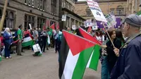 Sekitar 100 orang anggota kampanye solidaritas Palestina Skotlandia berunjuk rasa. (BBC)
