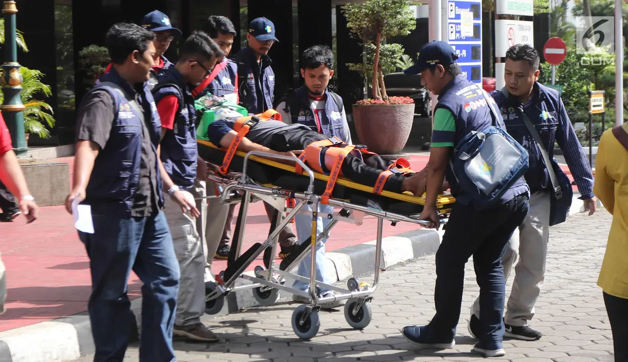 Sejumlah tenaga medis membawa atlet Asian Games 2018 selama simulasi penanganan cedera di Kantor Kemenkes, Jakarta, Rabu (4/4). Simulasi ini melibatkan sejumlah dokter, perawat, dan fisioterapis.  (Liputan6.com/Arya Manggala)