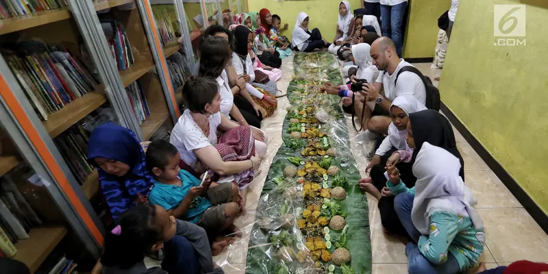 Bule Menikmati Makanan Nasi Liwet