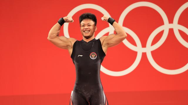 Lifter Indonesia Rahmat Erwin Abdullah saat berlaga di Olimpiade Tokyo 2020