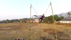 Atraksi berbahaya dilakoni pemain lais, seniman tradisional asal Garut. Mereka bertaruh nyawa di atas tali di ketinggian belasan meter.