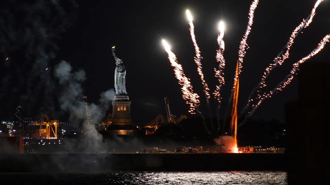 Kembang api di NYC Rayakan Berakhirnya Pembatasan COVID-19