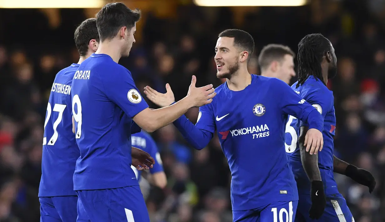 Pemain Chelsea, Eden Hazard (kanan) merayakan gol ke gawang West Bromwich pada lanjutan Premier League di Stamford Bridge stadium, London, (12/2/2018). Chelsea menang 3-0.  (AFP/Ben Stansall)
