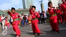 Tiga pendekar cilik memeragakan gerakan pencak silat di Jakarta, Minggu (7/8). Sekitar 1000 pendekar memadati Bundaran HI untuk merayakan Lebaran Pendekar Betawi 2016. (Liputan6.com/Angga