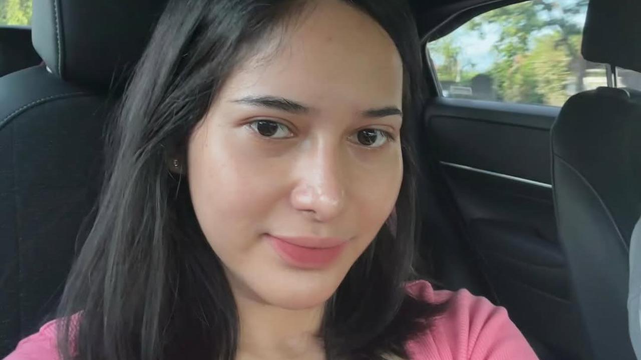 Dikenal sebagai Tiktoker yang Selalu Tampil Cantik dengan Outfit dan Makeup Simple, Intip Potret Dilan Janiyar saat Selfie