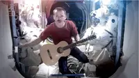 Mengikuti kepergian David Bowie, video musik pertama di luar angkasa, yang membawakan lagu Space Oddity menjadi viral.