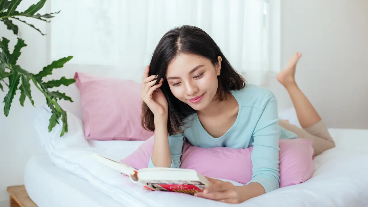 perempuan baca buku