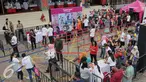 Warga mengantre mendapatkan Tupperware gratis di Jakarta, Selasa (12/4). 2500 Tupperware dibagikan secara gratis sebagai dukungan untuk membangun pola hidup sehat, hemat, dan ramah lingkungan melalui kebiasaan membawa bekal. (Liputan6.com/Gempur M Surya)