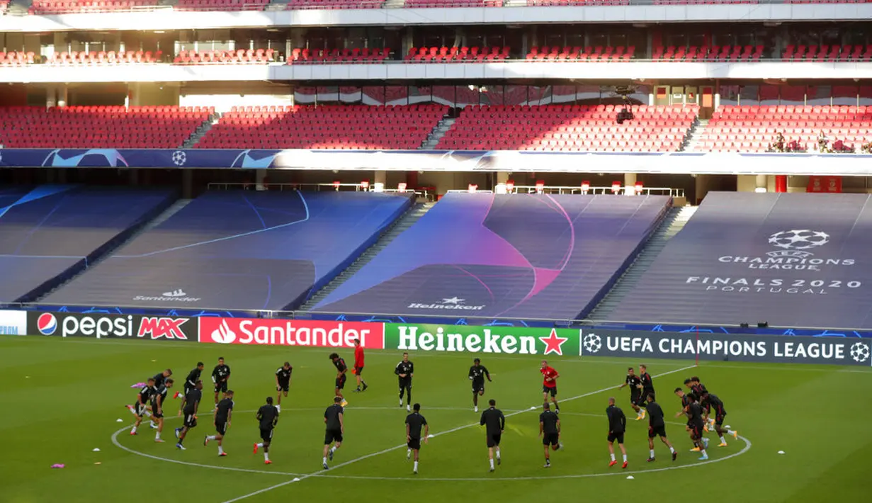 Para pemain Bayern Munchen melakukan pemanasan selama sesi latihan di stadion Da Luz, Lisbon, Portugal (13/8/2020). Bayern Munchen akan bertanding melawan Barcelona pada perempat final Liga Champions di Estadio da Luz. (Rafael Marchante/Pool via AP)