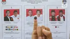 Warga menunjukkan jari yang sudah dioleskan tinta usai menggunakan hak pilihnya pada Pemilihan Kepala Daerah (Pilkada) di Tempat Pemungutan Suara (TPS) TPS 046, Cipete Selatan, Jakarta Selatan, Rabu (27/11/2024). (Liputan6.com/Herman Zakharia)
