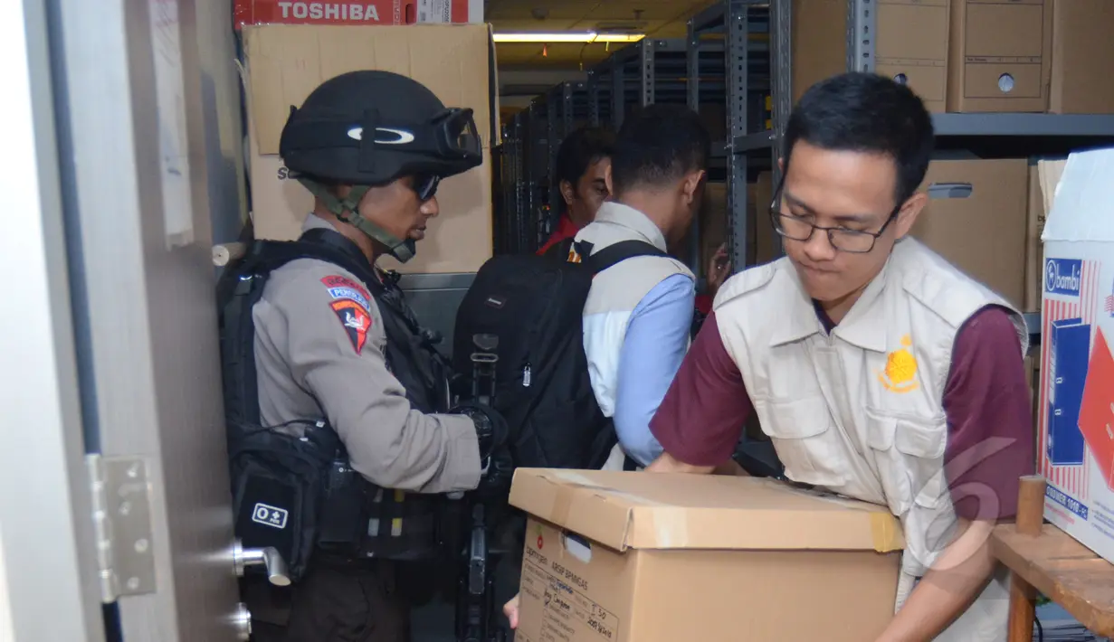 Petugas Bareskrim mencari dokumen saat melakukan penggeledahan di Kantor SKK Migas, Jakarta, Selasa (5/5/2015). Penggeledahan ini terkait tindak pidana korupsi dan pencucian uang yang dilakukan SKK Migas. (Liputan6.com/Herman Zakharia)