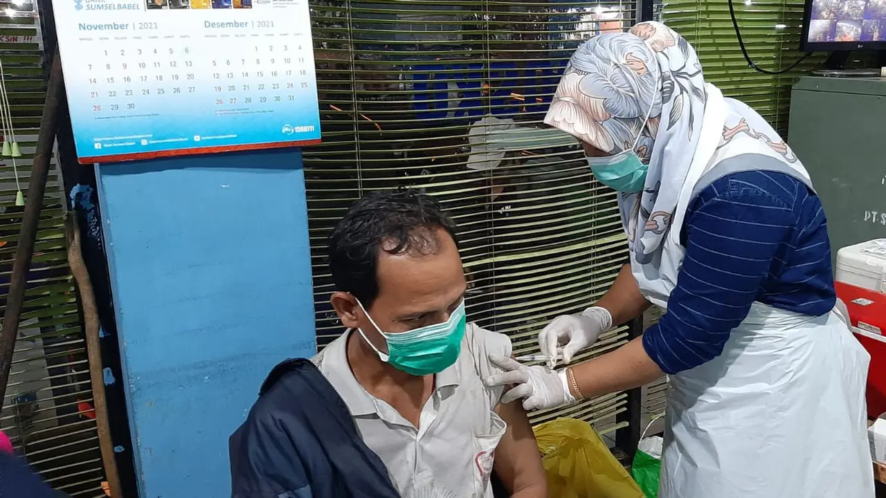 Dini Hari, BIN Gelar Vaksinasi ke Pedagang Sayur di Pasar Tradisional Palembang