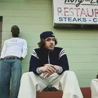 New Balance 550 dirilis secara eksklusif di Foot Locker.