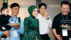 Ini adalah potret di balik layar Lesti Kejora sebelum konser tunggal pertama kalinya digelar. Tak hanya sekadar doa bersama, di momen ini juga ada agenda potong tumpeng bersama. Meski diselimuti kebahagiaan, namun wajah tegang Lesti Kejora dan keluarga tak bisa disembunyikan karena konser ‘Sang Kejora’ ini merupakan konser pertama pedangdut berusia 25 tahun itu. (Liputan6.com/IG/@lestikejora)