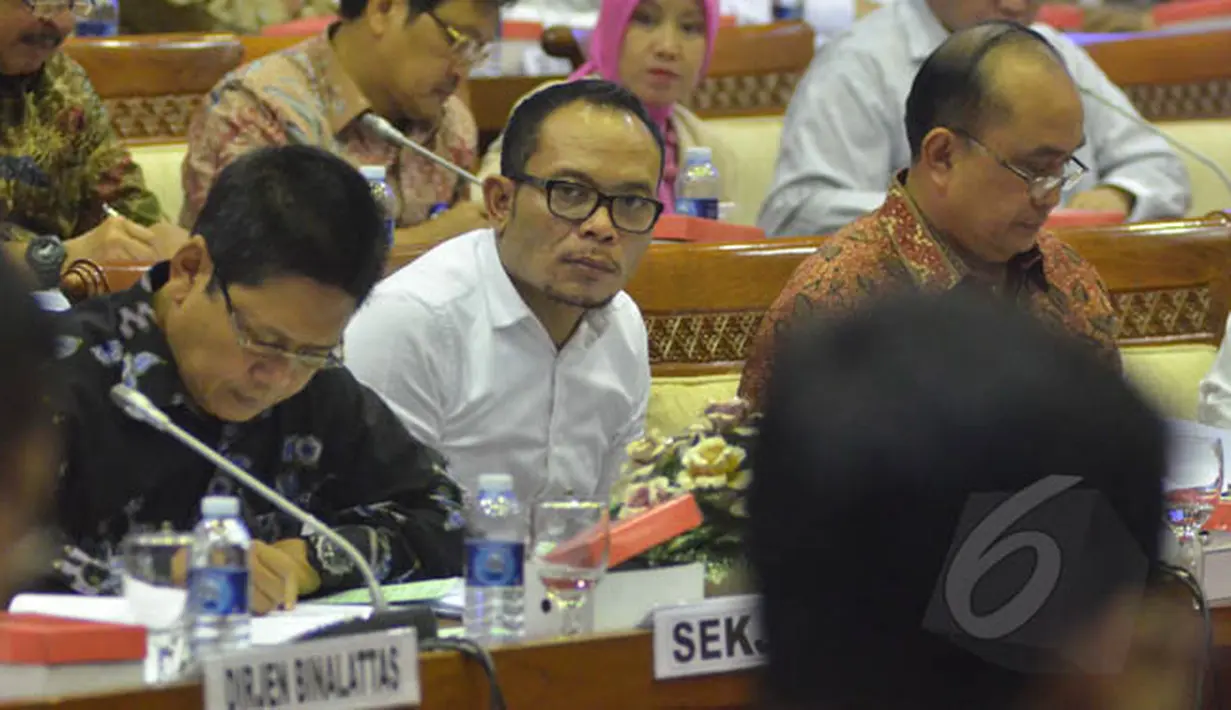 Rapat tersebut membahas pendahuluan Program/Kegiatan Kementerian Ketenagakerjaan pada RAPBN-P Tahun 2015 di Kompleks Gedung Parlemen, Jakarta, Selasa (3/2/2015). (Liputan6.com/Andrian M Tunay)