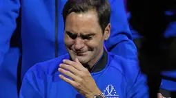 Roger Federer dari Tim Eropa menangis setelah pertandingan ganda Piala Laver di arena O2 di London, Jumat (23/9/2022). Laga terakhir Federer dilakoni di nomor ganda putra. Petenis asal Swiss itu berduet dengan salah satu rival terbesarnya, Rafael Nadal. (AP Photo/Kin Cheung)