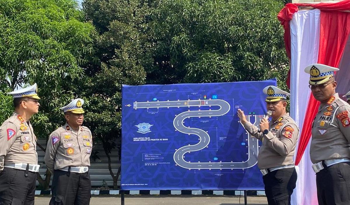Bendera itu jadi penanda. Adapula kata setop tepat di belakang yellow box junction atau simpang berkotak kuning.