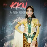 Penampilan ala ningrat Aulia Sarah yang memadukan kebaya modifikasi-nya dengan gelang lengan Subeng Klasik sebagai aksesori. [@subengklasik].