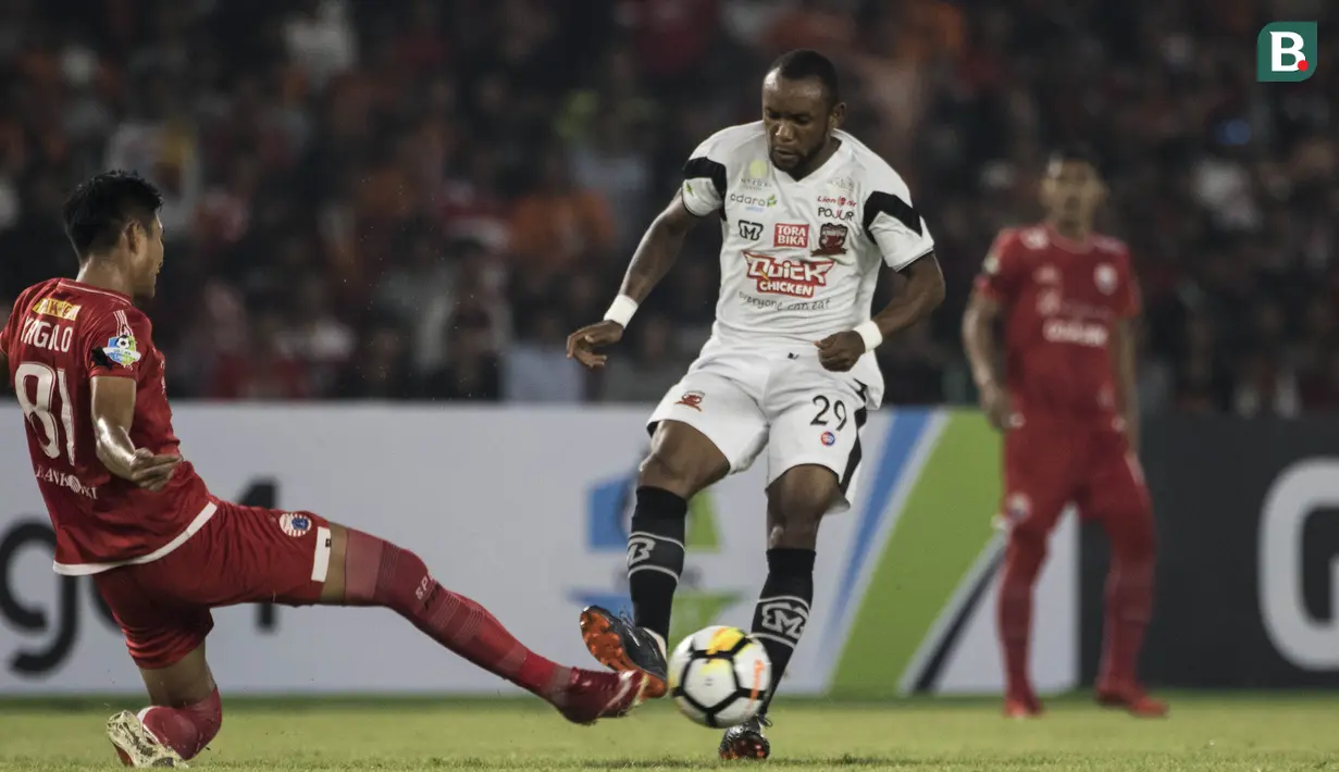 Striker Madura United, Zah Rahan, berusaha melewati bek Persija Jakarta, Vava Mario, pada laga Liga 1 di SUGBK, Jakarta, Sabtu (12/5/2018). Persija kalah 0-2 dari Madura United. (Bola.com/Vitalis Yogi Trisna)