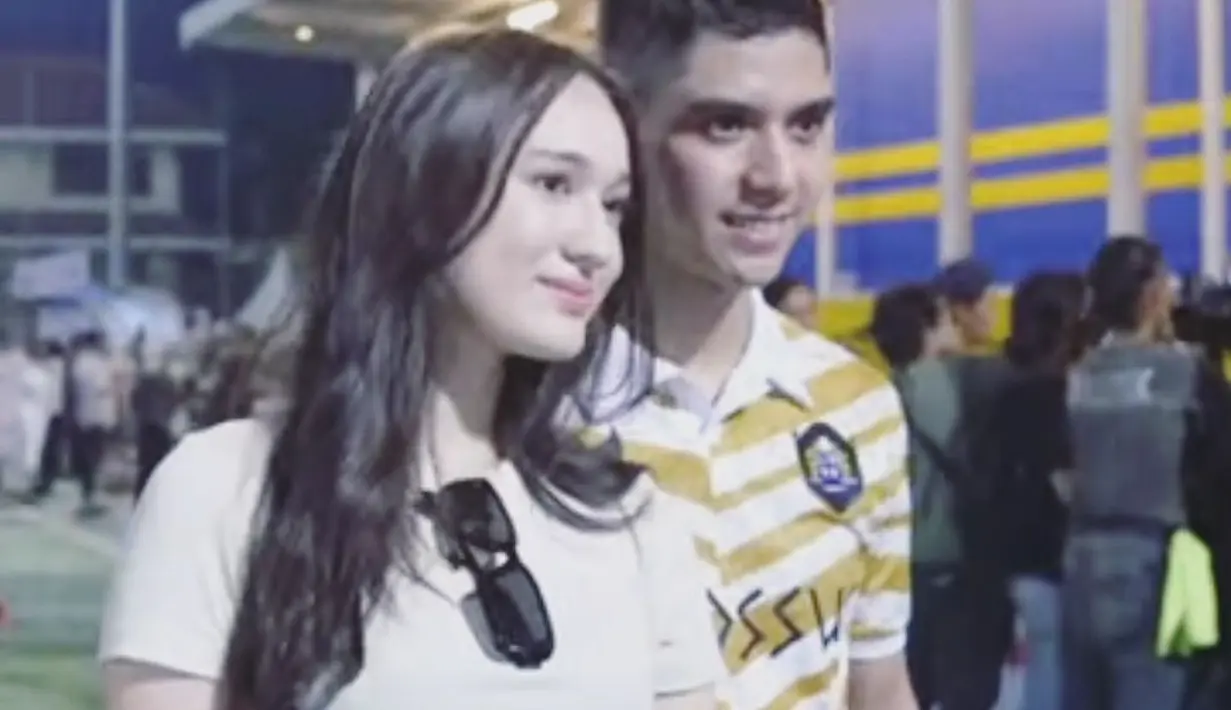 Al Ghazali yang belakangan dikabarkan sedang dekat dengan Laura Moane akhirnya menunjukkan kemesraan ketika dirinya bertanding. Laura datang untuk mendukung Al mengenakan atasan kaus putih polos, dipadu dengan celana jeans panjang. [Foto: Instagram/lauramoane23_fans]
