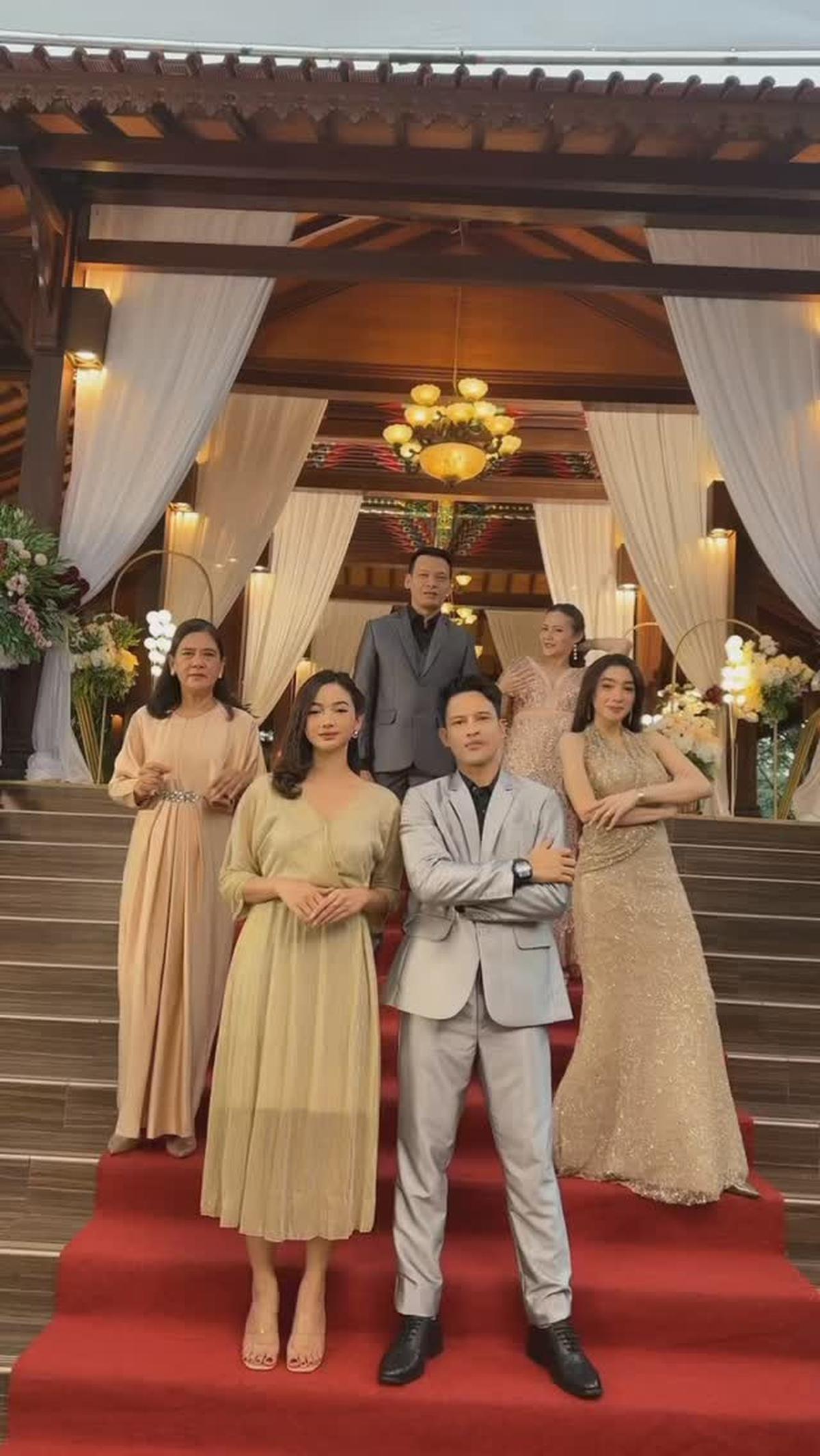 6 Potret Angel Karamoy Kenakan Gaun Pengantin: Mohon Doanya Ya