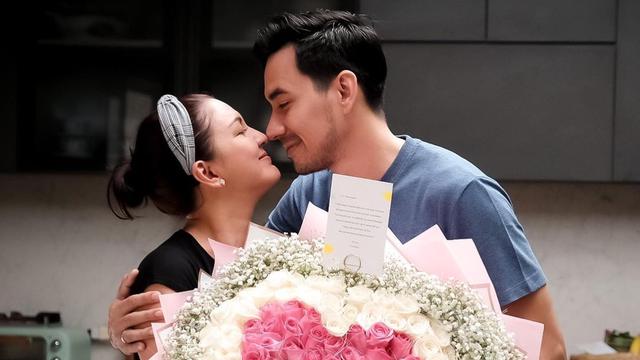 6 Potret Romantis Darius Sinathrya Bareng Donna Agnesia Adem Banget Serasa Dipeluk Gal Gadot Showbiz Liputan6 Com