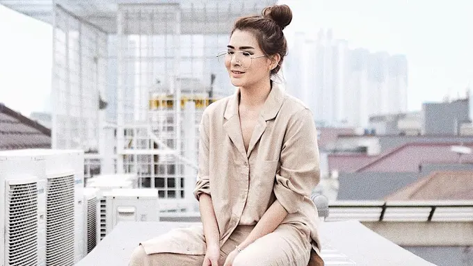 [Bintang] Nggak Tampak Tua, Intip 5 Gaya Pakai Blazer Influencer Eksis Ini