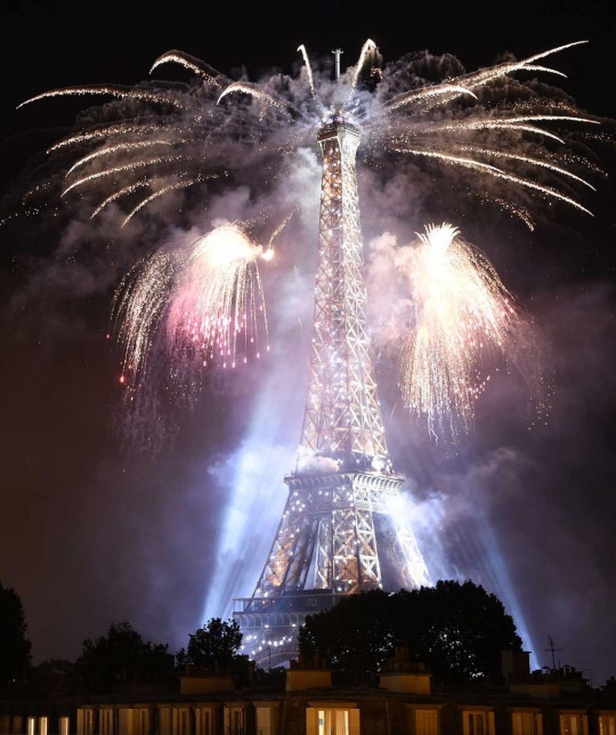 Rayakan Hari Bastille, Menara Eiffel terang benderang