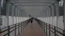 Masyarakat menggunakan sarana Jembatan Penyeberangan Orang (JPO) di Jalan Sudirman, Jakarta, Rabu (28/8/2019). Pemerintah Provinsi DKI Jakarta akan membangun 15 jembatan penyeberangan orang ( JPO) berkonsep modern atau futuristik pada 2020. (Liputan6.com/Faizal Fanani)