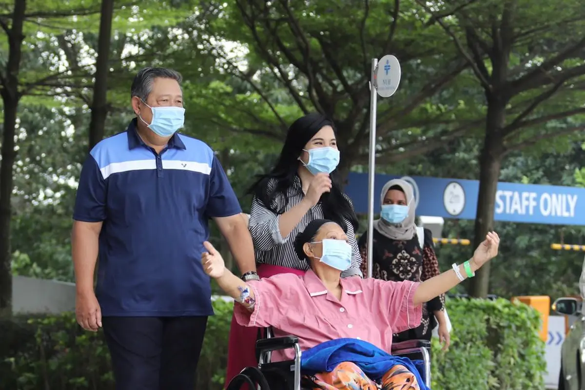 Ani Yudhoyono menikmati udara segar di luar ruang perawatan rumah sakit. (Foto: Dok. Anung Anindito)