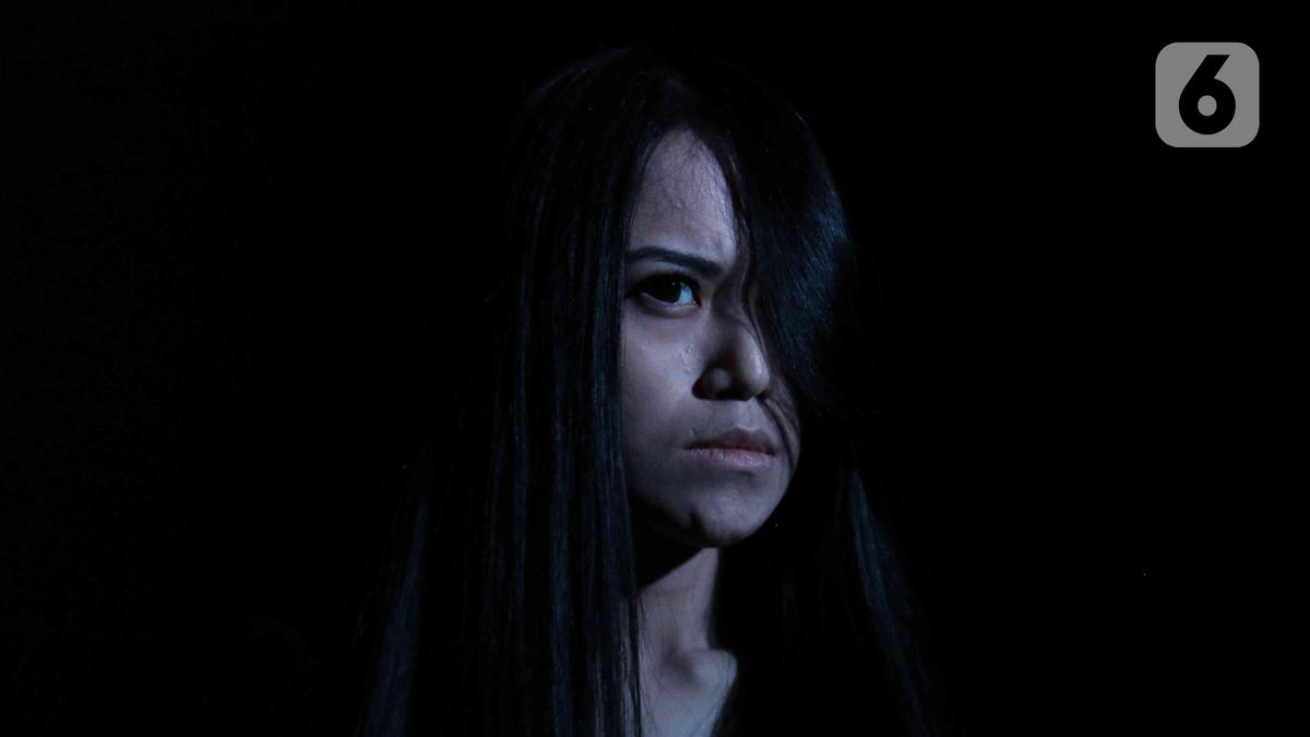 Misteriusnya Penampilan Riana Saat Rilis Film The Sacred Riana 2 ...